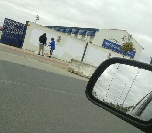 La Ciudad Deportiva aparece con pintadas que piden un Recre libre y sin engaños