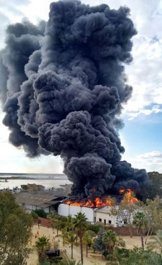 Un incendio en una nave adyacente al parque de Zafra proyecta una gran columna de humo negro visible desde varios puntos de la ciudad
