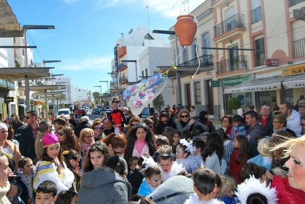 El Carnaval de Isla Cristina toca a su fin con la tradicional rotura de piñatas