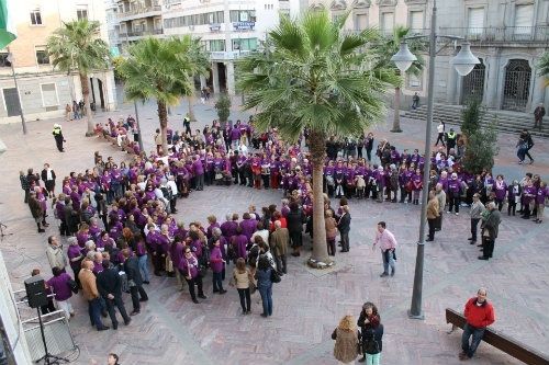 La Marcha de la Mujer concluye con un gran lazo por la plena igualdad
