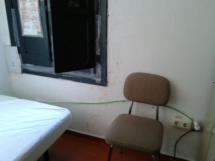 Grietas, frío y humedades en el centro de salud de Cumbres Mayores