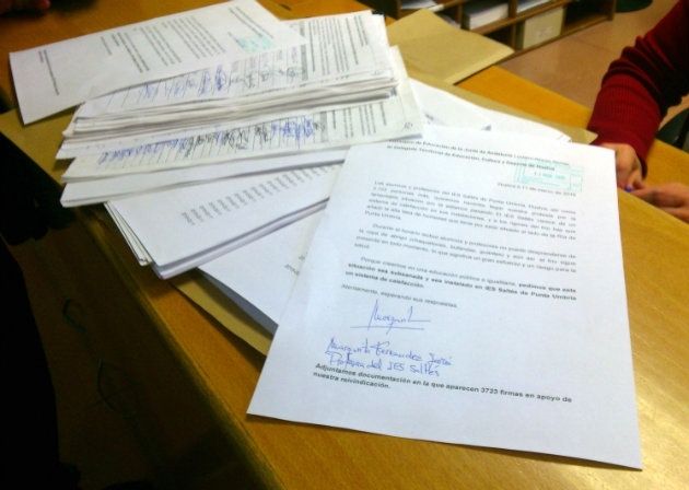 El IES Saltés de Punta Umbría entrega 3.723 firmas para pedir una solución al problema de falta de calefacción