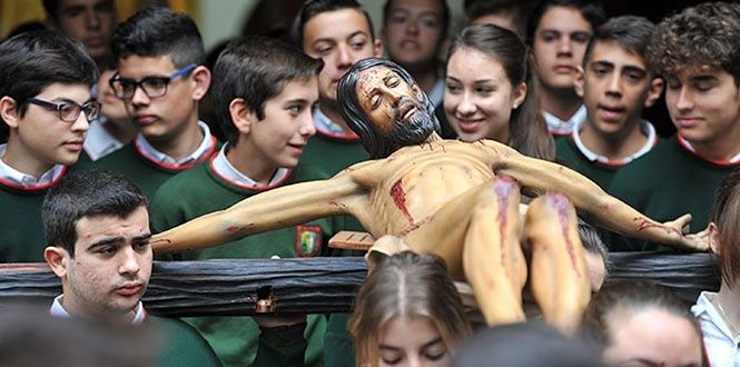 Vía crucis bajo el eclipse