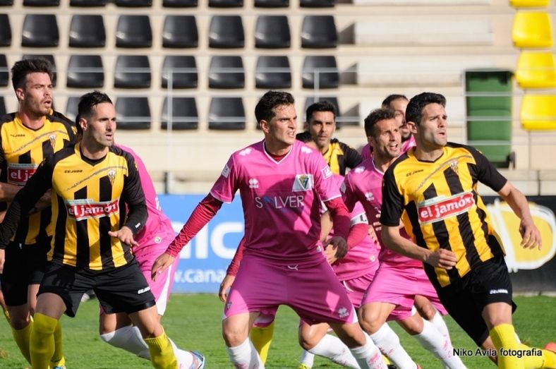 Un mal comienzo condena al San Roque ante el Cádiz (0-2)