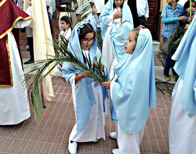 La Borriquita brilla en Cartaya en un Domingo de Ramos soleado y caluroso