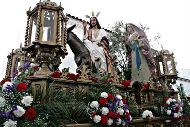 La Borriquita brilla en Cartaya en un Domingo de Ramos soleado y caluroso
