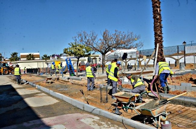 El Ayuntamiento de Palos reurbaniza la plaza de la Constitución