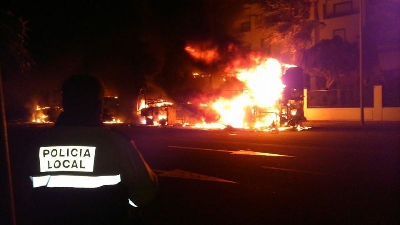 Dos autobuses quedan totalmente calcinados en Punta del Moral