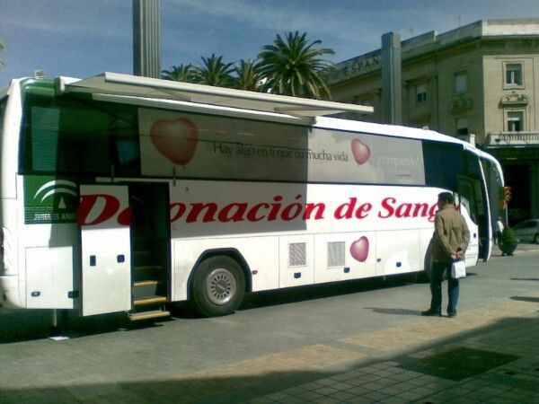 La Junta instala el autobús de la donación de sangre en El Portil