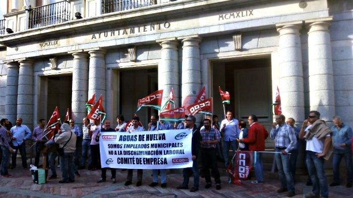 Trabajadores de Aguas de Huelva se concentran frente al Ayuntamiento para pedir 'un trato igualitario'