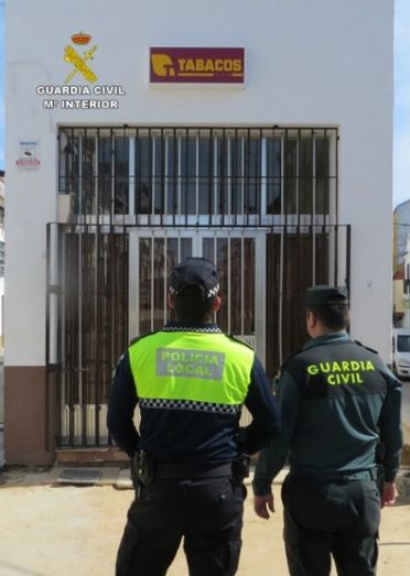 Sorprenden de madrugada a un ladrón que pretendía robar en un estanco junto a dos cómplices
