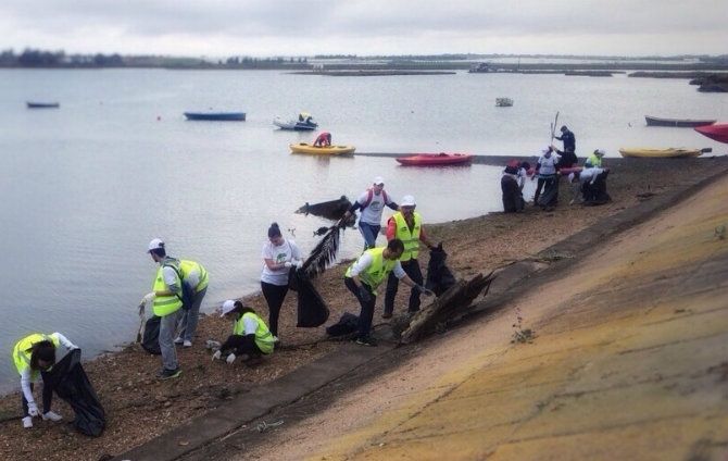 Una treintena de voluntarios retira 2,5 toneladas de basura de las marismas isleñas