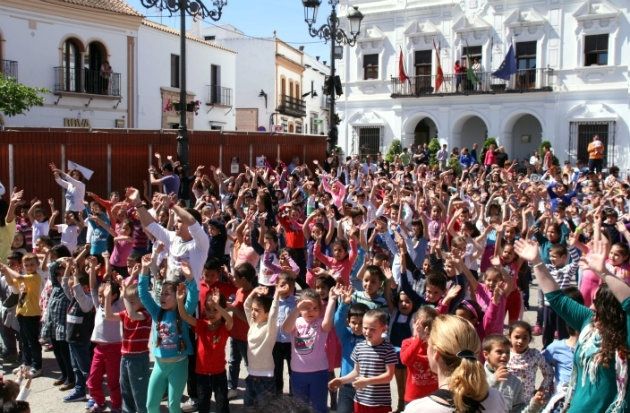 Los escolares de ‘El Castillo de los Zúñiga’ bailan por la paz en Cartaya
