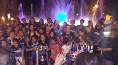 Baño de masas del Sporting Huelva a su llegada a la capital