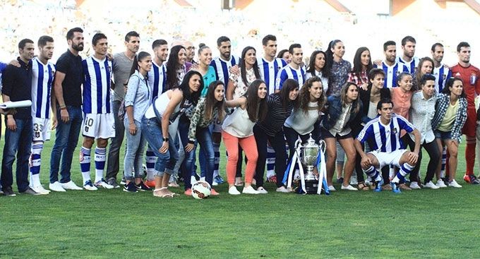 Merecido homenaje albiazul al Sporting Huelva