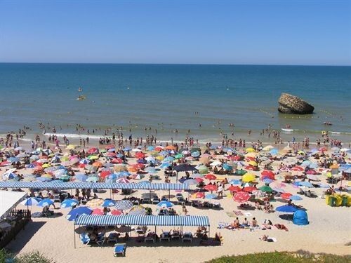 Almonte pondrá en macha un dispositivo para sancionar a los que se tiren de la piedra de Matalascañas