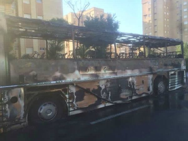 Investigan las causas del incendio simultáneo de dos autobuses en Cartaya e Islantilla