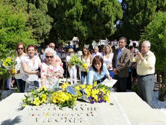 Moguer celebra con poemas y flores amarillas el aniversario de la muerte de Juan Ramón
