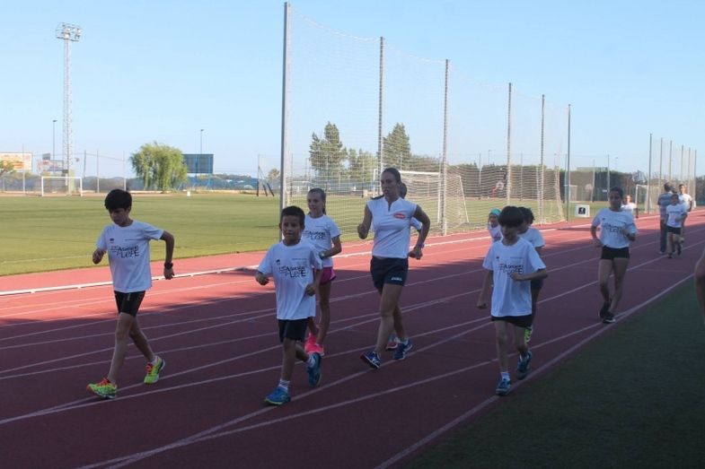 Laura García-Caro vuelve a marchar en casa con los niños del Club Ciudad de Lepe