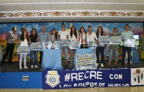 Particular homenaje de la peña Internauta Recre al Sporting Club
