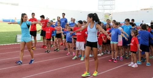 Un centenar de niños comparten entrenamiento en el estadio con Laura García-Caro