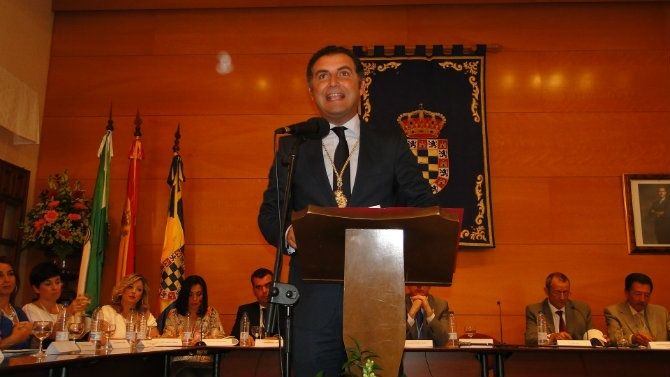 Gustavo Cuéllar, reelegido alcalde de Moguer con los votos del PSOE y de Avema
