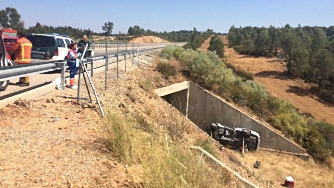 Herido un hombre al salirse su coche de la vía y tener que ser excarcelado por los bomberos