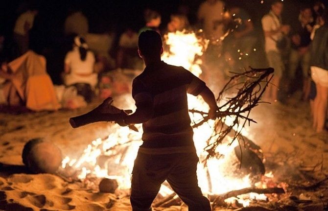 Los farolillos chinos, una peligrosa moda para la noche de San Juan