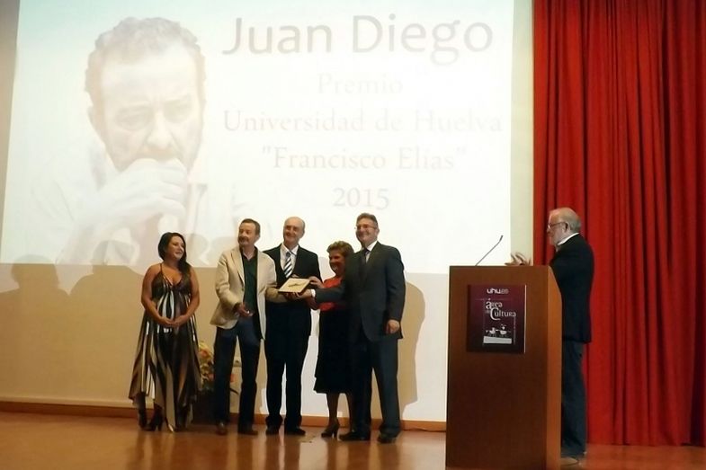 Juan Diego alza su premio por la dignidad de la cultura como instrumento de identidad de los pueblos