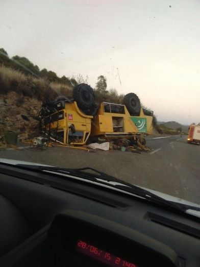 Accidentado uno de los vehículos que trabajaba en la extinción del incendio de Cueva de la Mora