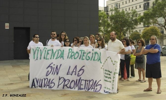 Los afectados por impagos a VPO de la Junta se concentran ante la Delegación