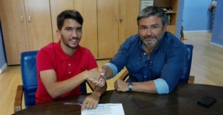 Víctor Barroso renueva por tres años más su contrato con el Recre