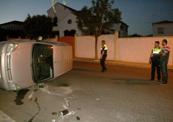 Un coche vuelca en un accidente en Cartaya, donde también se extinguió un pequeño incendio