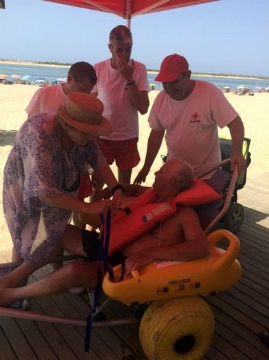 'Un baño sin barreras' posibilita que personas con discapacidad disfruten del mar