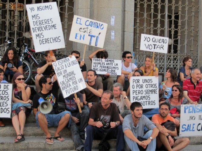 Un centenar de onubenses protesta contra las 'formas no democráticas' de reformar la Constitución