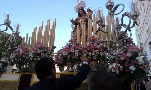 La Virgen del Carmen pasea con aires marineros por su barrio