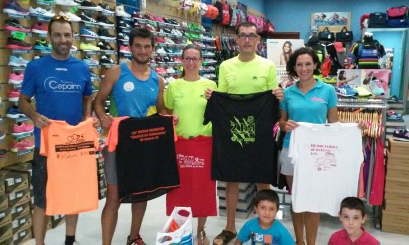 Los clubes de atletismo reúnen más de 400 kilos de camisetas para asentamientos chabolistas de Huelva