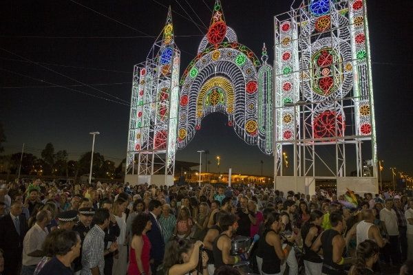 Arrancan las Colombinas con el encendido de la portada y protagonismo onubense en ‘Mapas de Música’