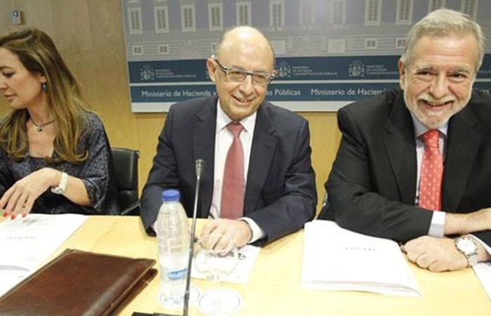 El Gobierno subirá un 1% el sueldo de funcionarios en 2016 y les devolverá la paga extra