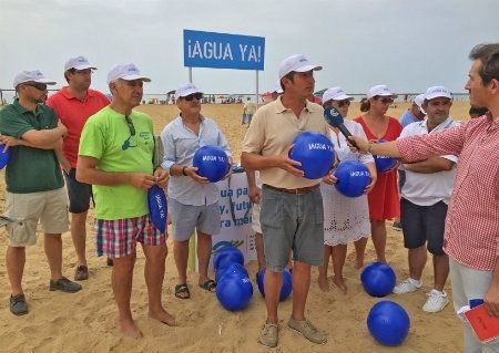 La Plataforma del Condado lleva a las playas de Huelva el grito de ‘¡Agua ya!’ para exigir la transferencia