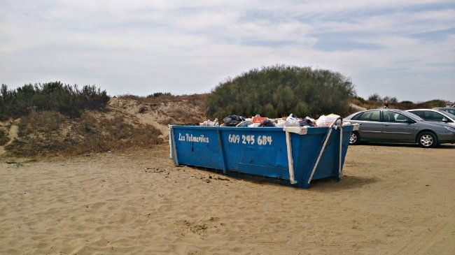Un aparcamiento que parece un camping venido a menos y ensucia la playa de Los Enebrales