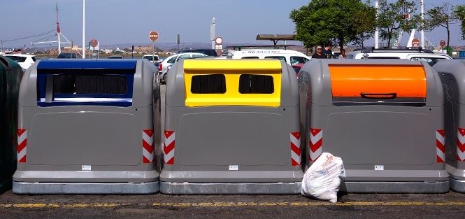 El Ayuntamiento de Ayamonte amenaza a comerciantes y hosteleros con multas de 3.000 euros por usar mal los contenedores