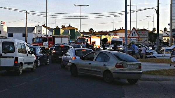 Al menos dos heridos en un accidente en la carretera de circunvalación de Lepe