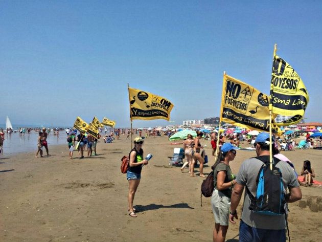 La Mesa de la Ría reparte 'fosfolletos' en Punta Umbría para informar de sus acciones por una marisma 'limpia'