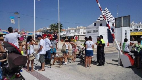 Animalistas se concentran en Matalascañas para pedir playas para mascotas