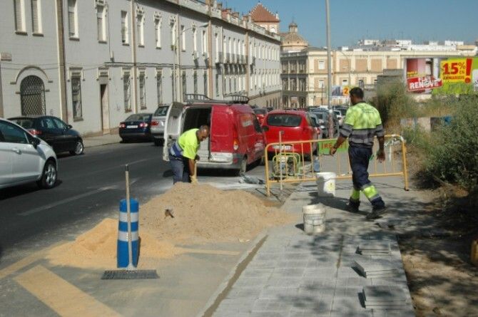 El Ayuntamiento lleva a cabo arreglos de solería en acerados para la eliminación de barreras arquitectónicas