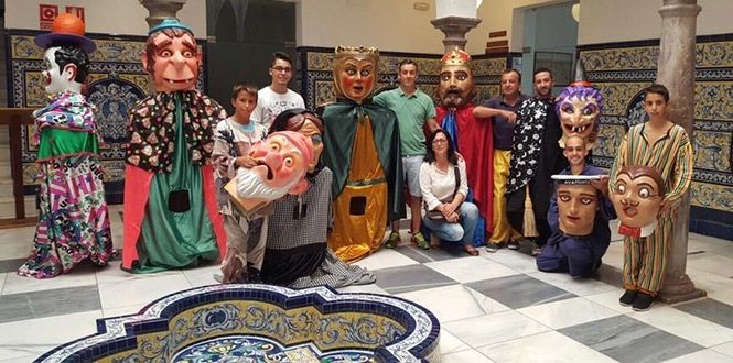 Los gigantes y cabezudos 'resucitan' en Ayamonte