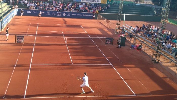 Montañés, primer finalista tras derrotar a Riba (7-5, 6-4)