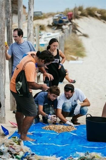 Unos cien voluntarios recogen unos 70 kilos de residuos de la playa de Doñana y de una franja de Matalascañas