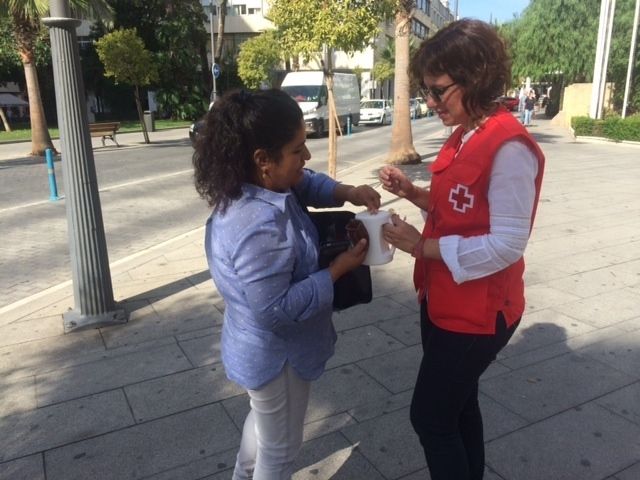 Cruz Roja y la sociedad onubense se unen en la gran jornada solidaria del Día de la Banderita